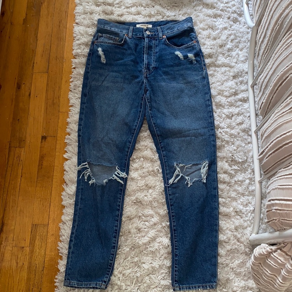 Forever 21 Boyfriend ripped jeans size 27